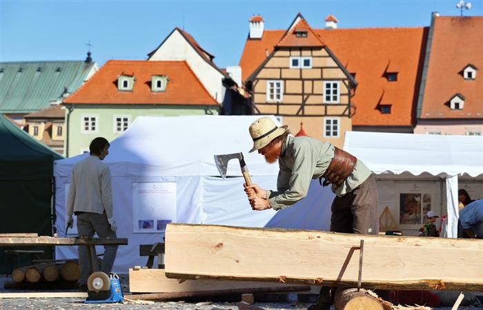 Cheb: Na náměstí vzniká replika nejstaršího krovu v ČR