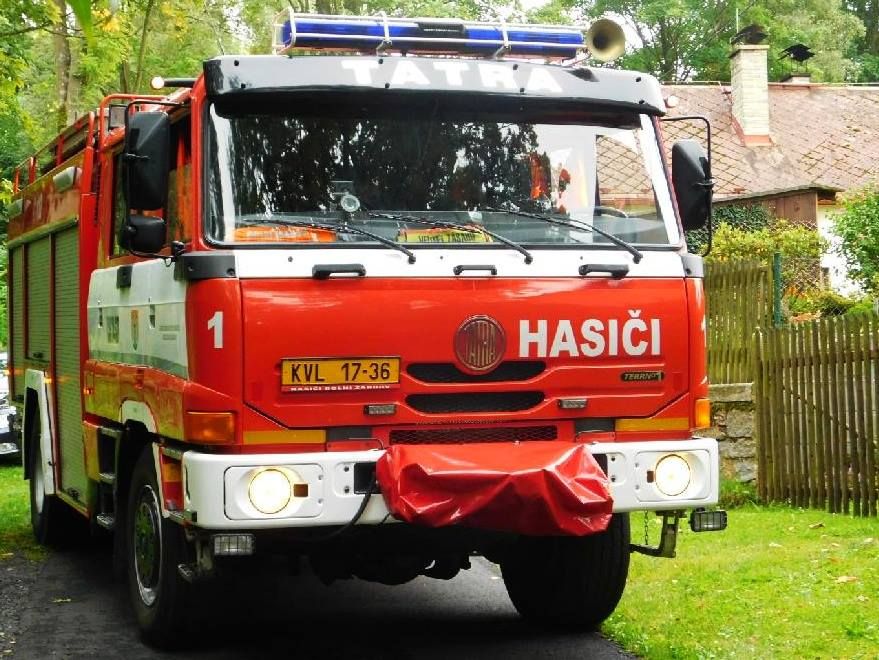 Chebsko: Řidič při nakládání vánočního stromu spadl z lesovozu