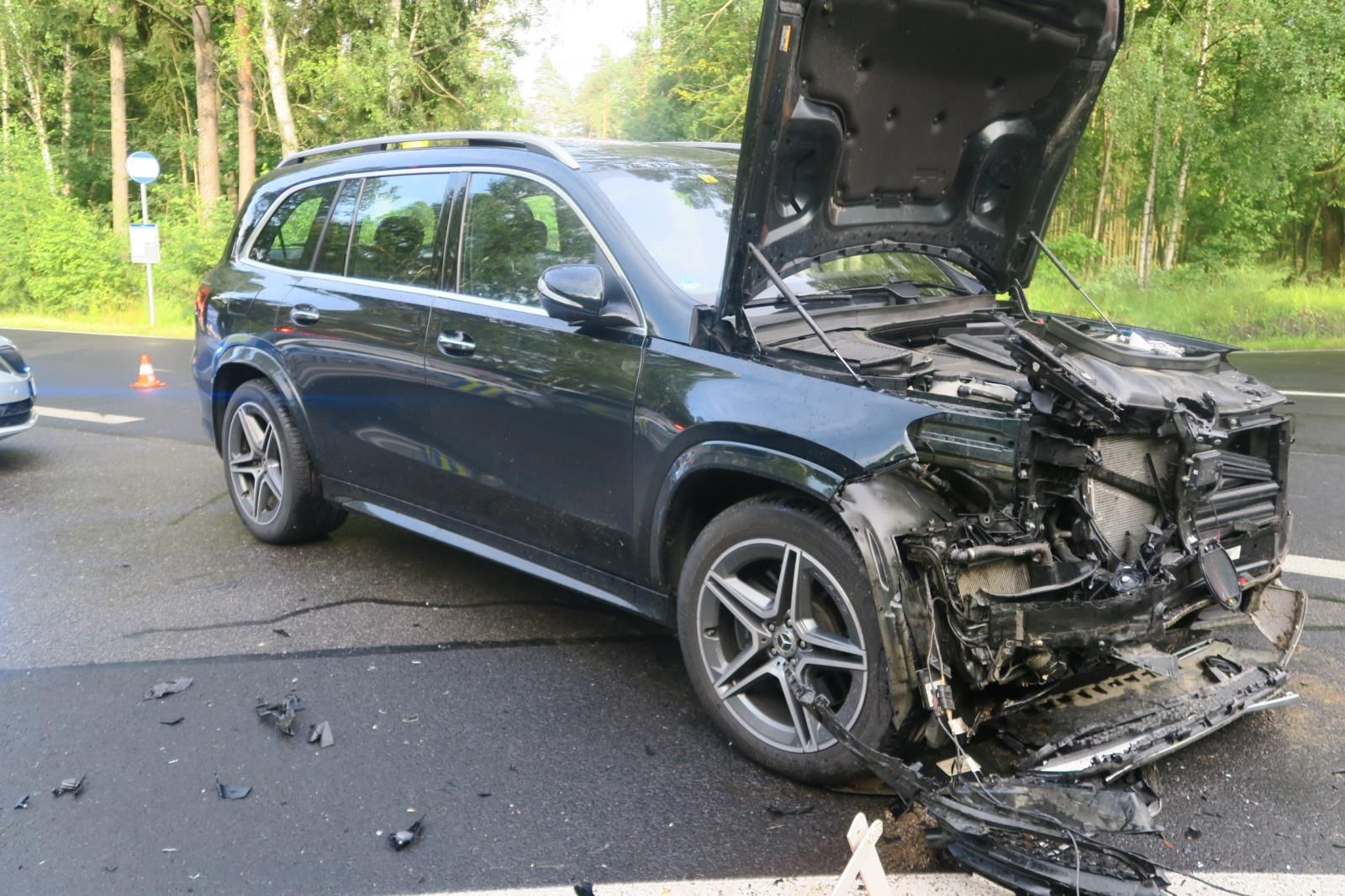 Chlum Svaté Maří: Srážka Dacie s Mercedesem. Škoda přes milion