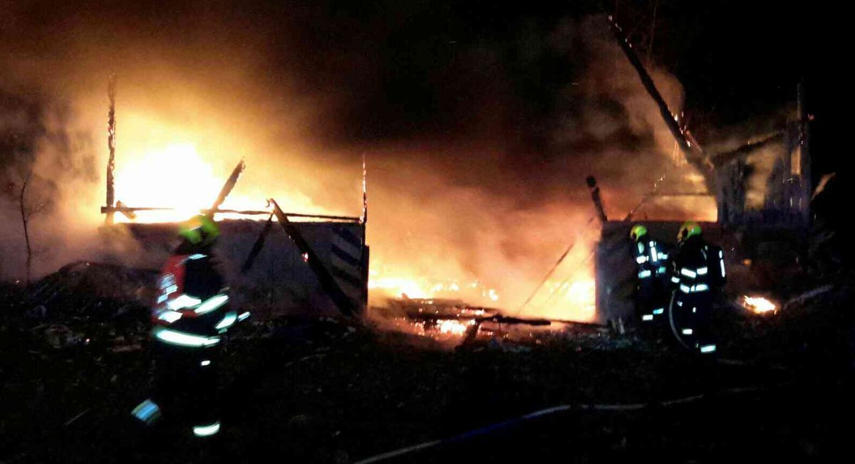 Chlum u Pšova: U požáru pneumatik zasahovali hasiči ze tří krajů