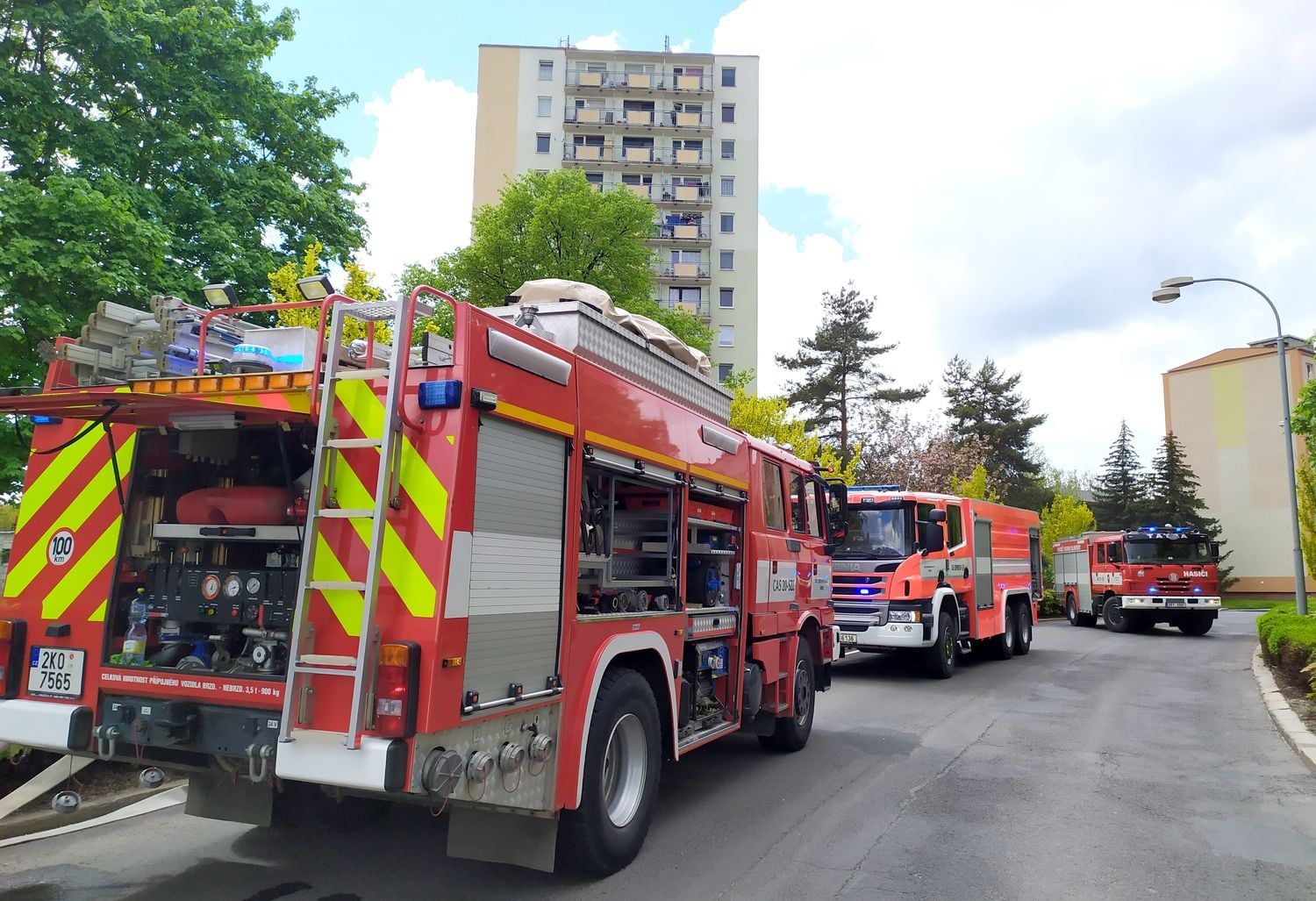 Chodov: Chlapec před požárem utekl na balkon