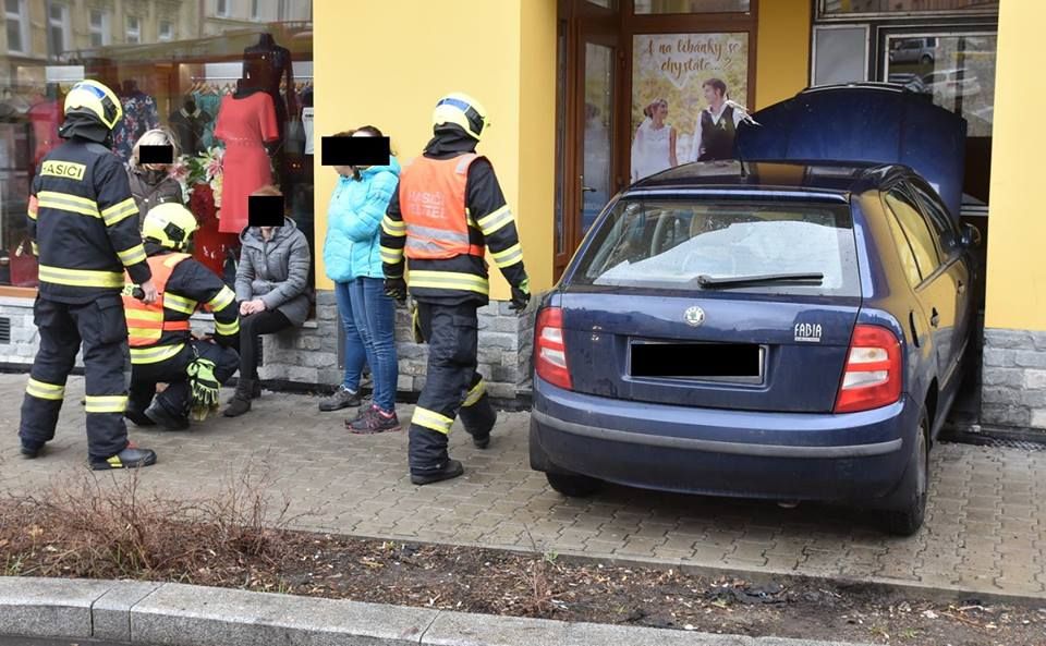 obrázek: Drahovice: Osobní vozidlo narazilo do domu