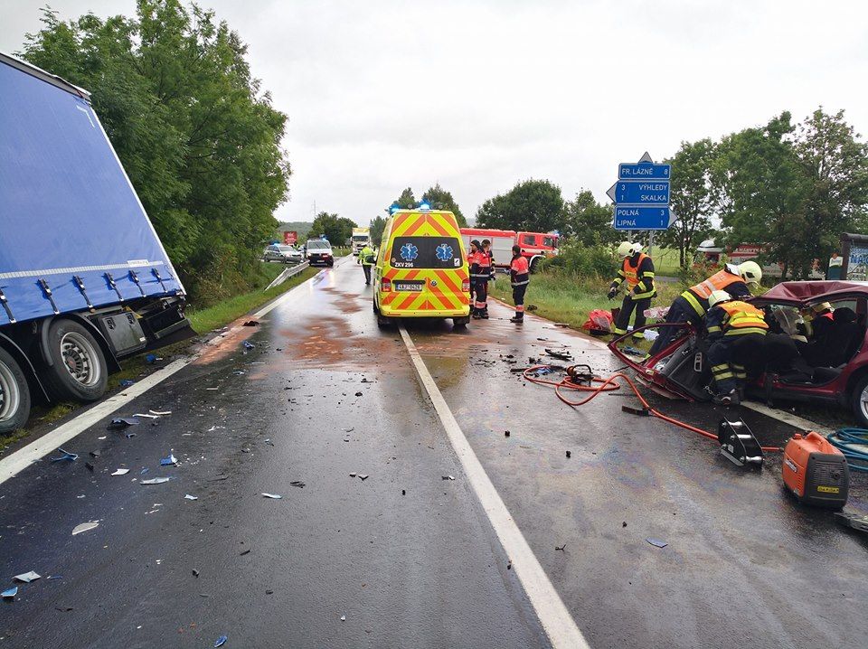 Hazlov: Střet osobního vozidla s náklaďákem