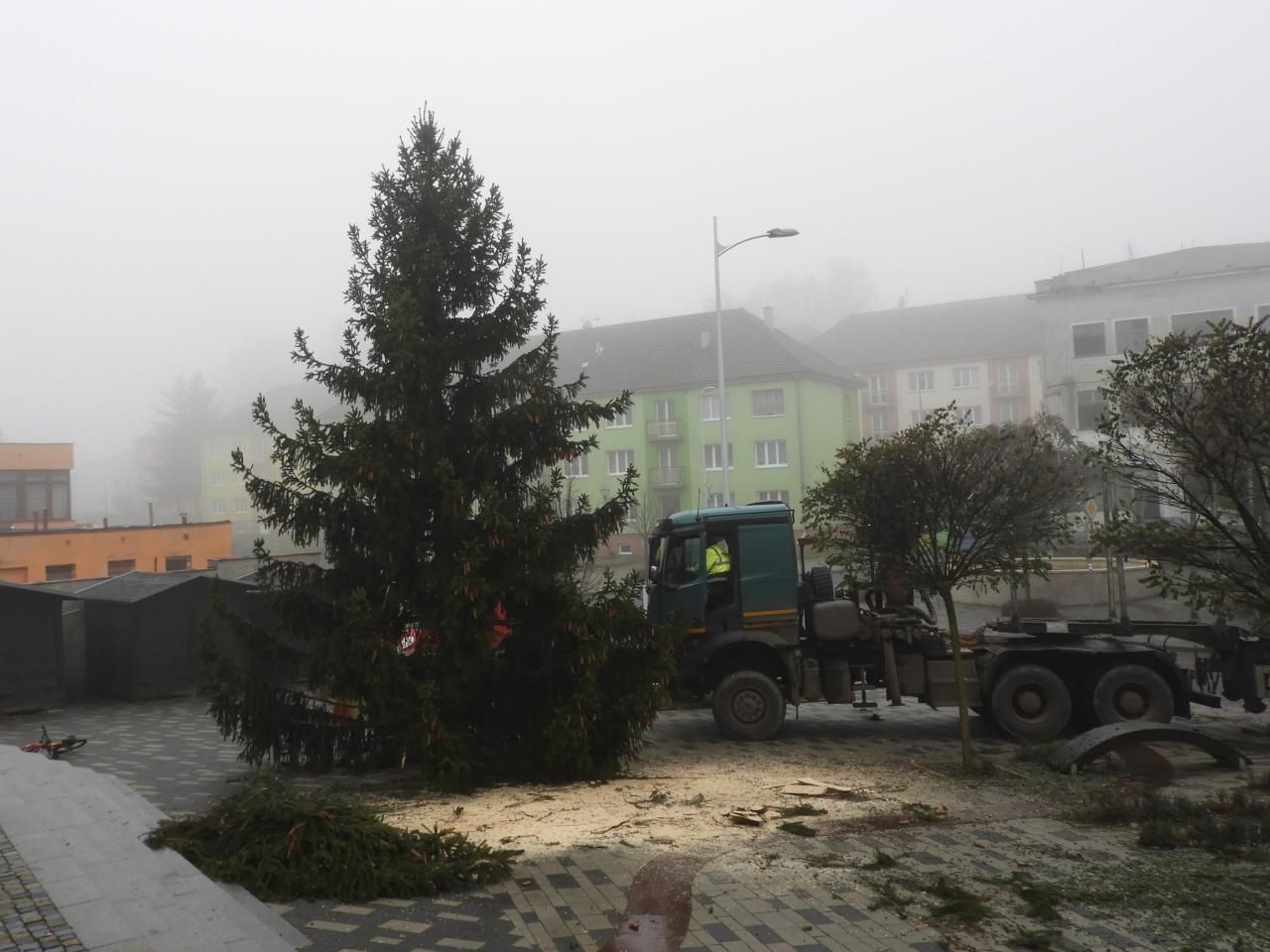 obrázek: Hranice: Instalace vánočního stromku