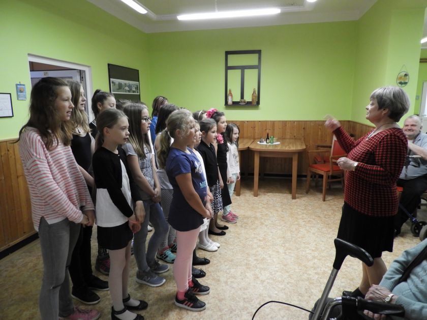 Hranice: Pěvecký sbor školy navštívil seniory
