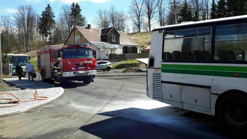 obrázek: Jindřichovice: Hasiči likvidovali požár autobusu