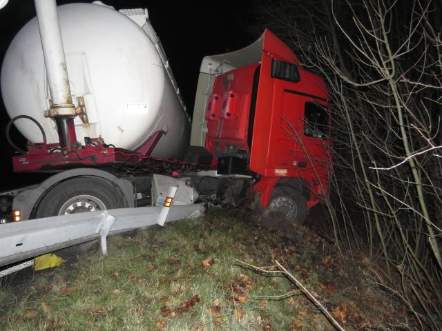 Karlovarsko: Dvě nehody nákladních souprav. Škoda přes 700 tisíc