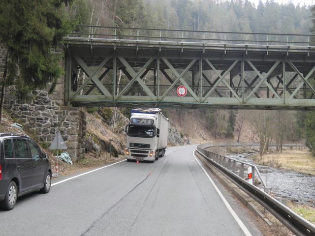 obrázek: Karlovarsko: Kamion vjel pod most, kam se nevešel
