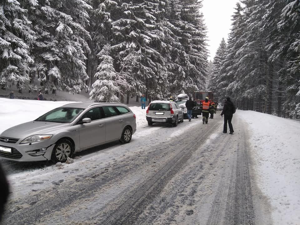 obrázek: Karlovarsko: Nehoda čtyř vozidel