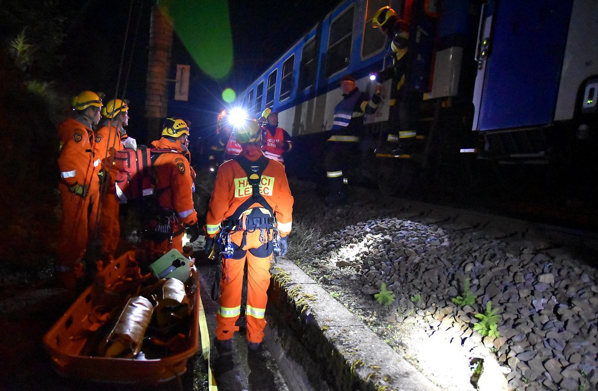 Karlovarsko: Noční cvičení prověřilo zásah záchranářů při velké železniční nehodě