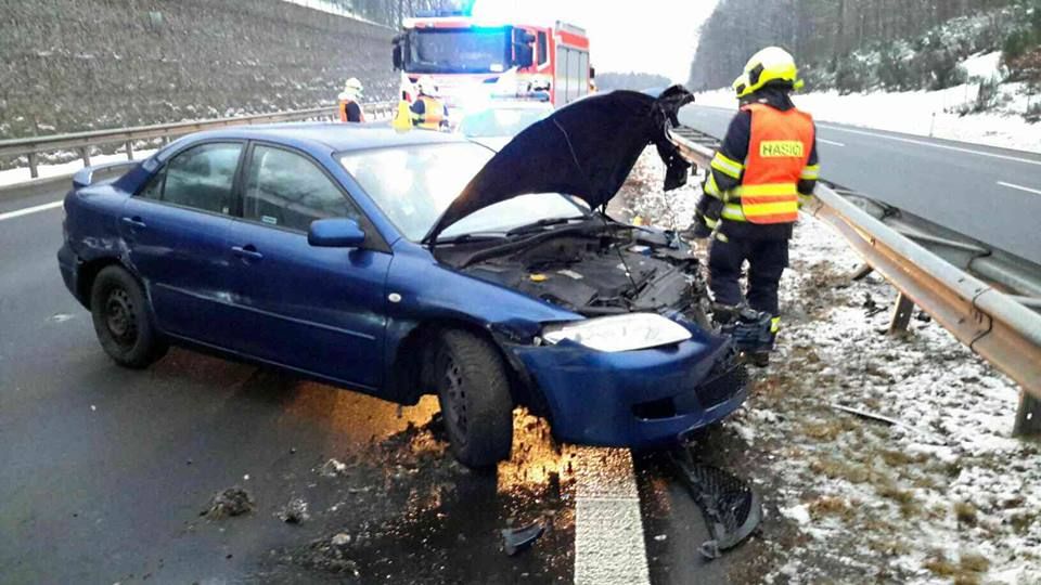 obrázek: Karlovarsko: Osobní vozidlo narazilo do svodidel
