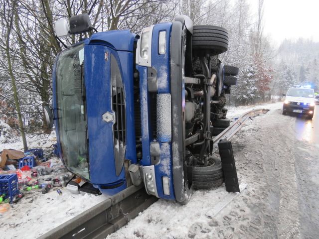 Karlovarsko: Řidič na zasněžené vozovce dostal smyk