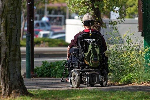 Karlovarský kraj vyhlásil veřejnou sbírku na pomoc imobilnímu občanovi