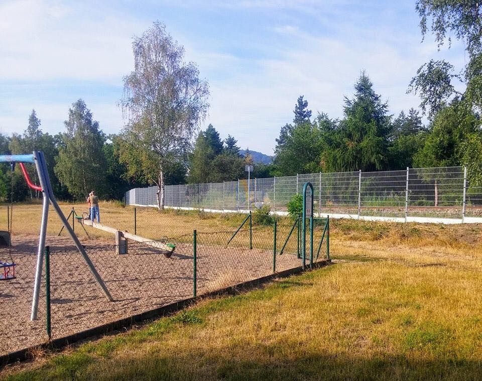 Karlovy Vary - Bohatice: Nechráněná železnice u dětského hřiště je již oplocena