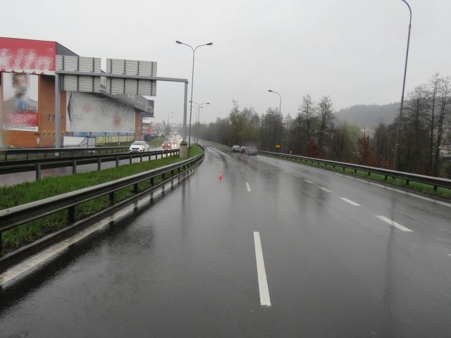 Karlovy Vary: Svou bezohlednou jízdou ohrozil řidičku. Z místa nehody ujel