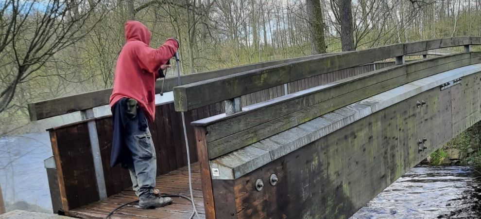 Karlovy Vary: Lávka na Karlově stezce prochází opravou
