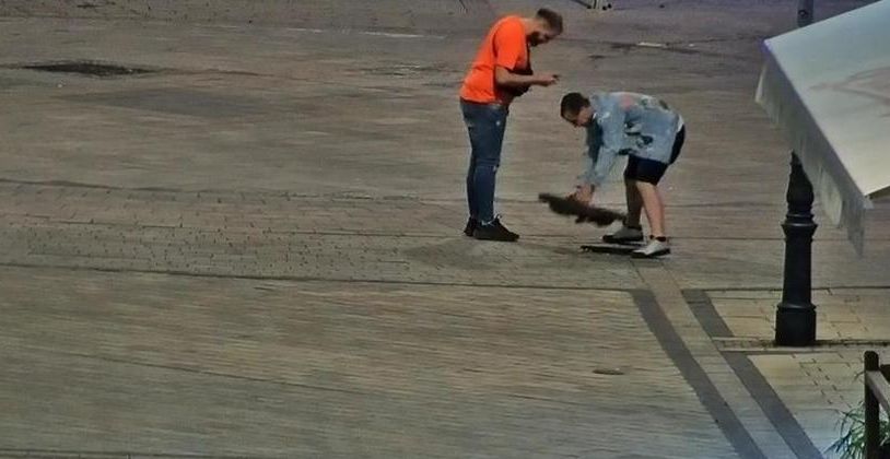Karlovy Vary: Mladík odstranil poklop od kanálu