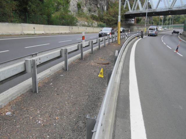 obrázek: Karlovy Vary: Motorkář nepřizpůsobil rychlost. Narazil do svodidel