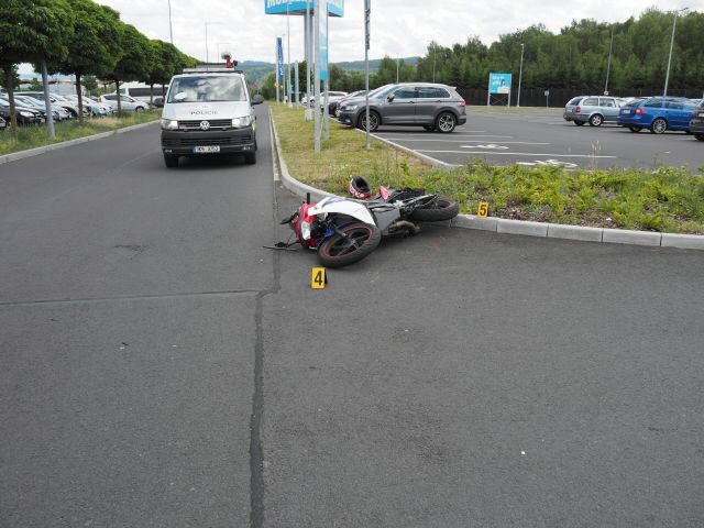 obrázek: Karlovy Vary: Nedal přednost mladé řidičce motocyklu