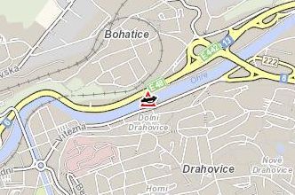 Karlovy Vary: Osobní vozidlo narazilo do betonových svodidel