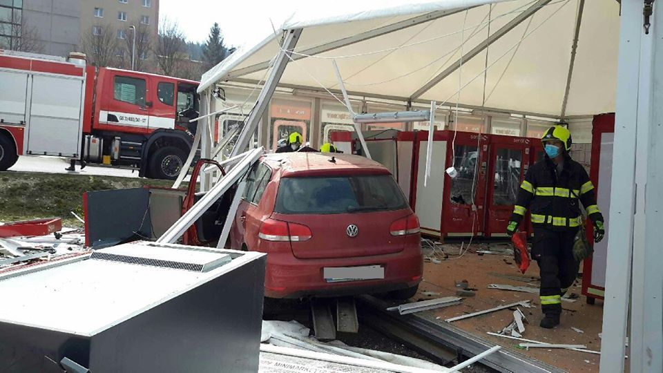 Karlovy Vary: Osobní vozidlo narazilo do stanu | ZPRÁVY ...