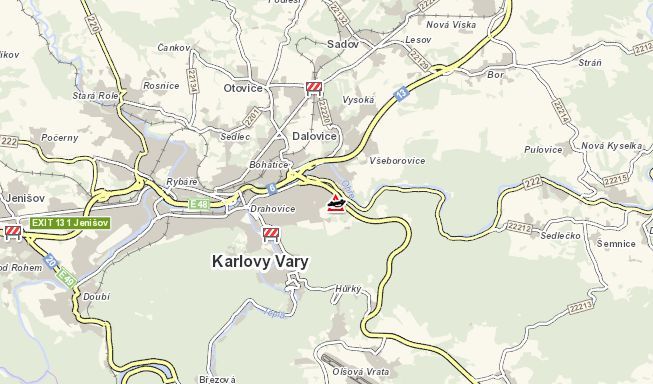 Karlovy Vary: Osobní vozidlo narazilo do stromu