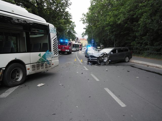 obrázek: Karlovy Vary: Pod vlivem alkoholu se střetl s protijedoucím autobusem