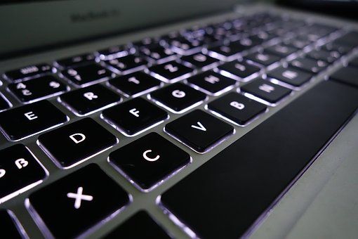 Karlovy Vary: Prodávali různé zboží na internetu. Peníze si ponechali a kupujícím nic neposlali