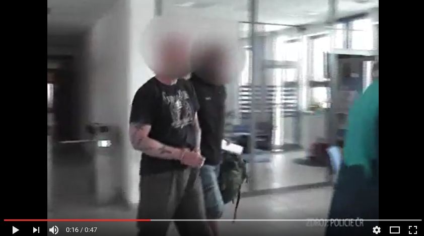 Karlovy Vary: Revolverem postřelil mladého muže