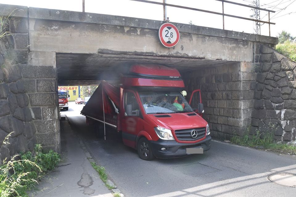 Karlovy Vary: Řidič se nevešel pod viadukt. Pomoci museli hasiči