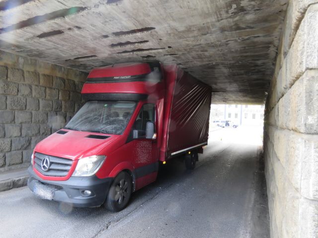 Karlovy Vary: Řidič se zasekl pod viaduktem. Dostal pokutu