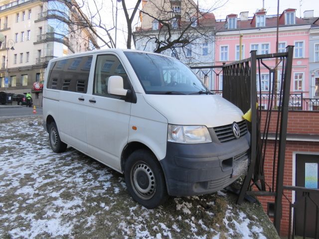 obrázek: Karlovy Vary: Samovolně rozjeté vozidlo narazilo do oplocení plynového pomníku