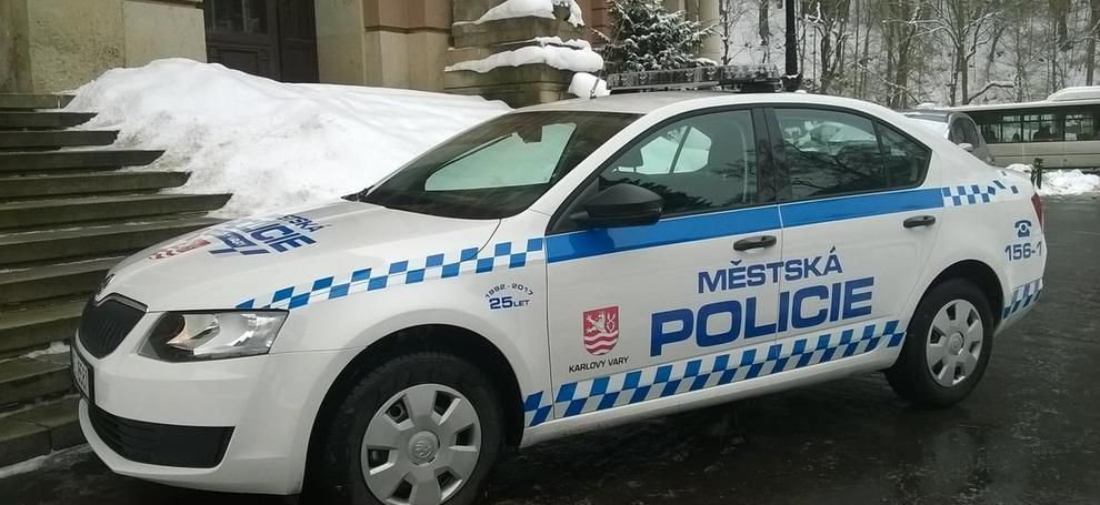 Karlovy Vary: Strážníci ženu zachránili s pomocí defibrilátoru