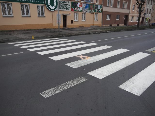 Karlovy Vary: Střet auta s nezletilou chodkyní. Policie hledá svědky