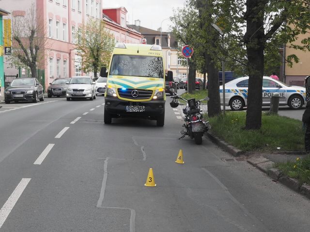 obrázek: Karlovy Vary: Střet motocyklu s nezletilou chodkyní. Policie hledá svědky