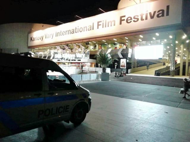 Karlovy Vary: Úmyslně poškodila policejní vozidlo