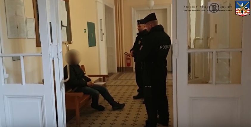 Karlovy Vary: Využili svízelné situace seniora a uzavřeli na něj několik smluv