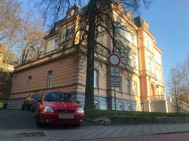 obrázek: Karlovy Vary: Zaparkoval ve vjezdu k místnímu policejnímu oddělení