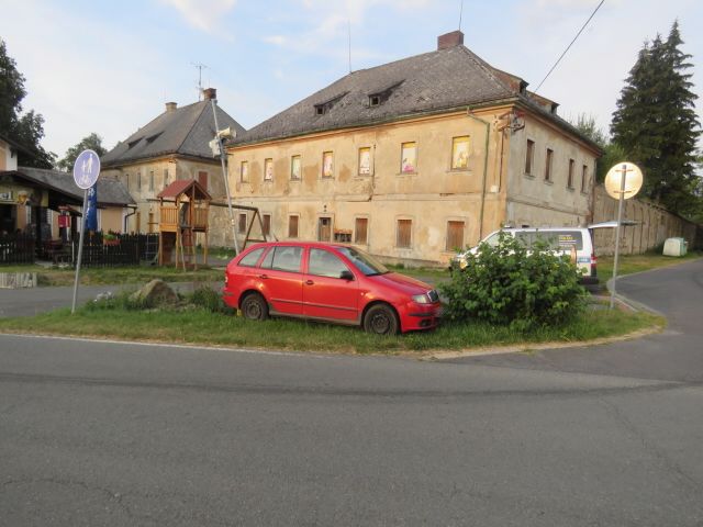obrázek: Klášter: Vozidlo se samovolně rozjelo a narazilo do sloupu