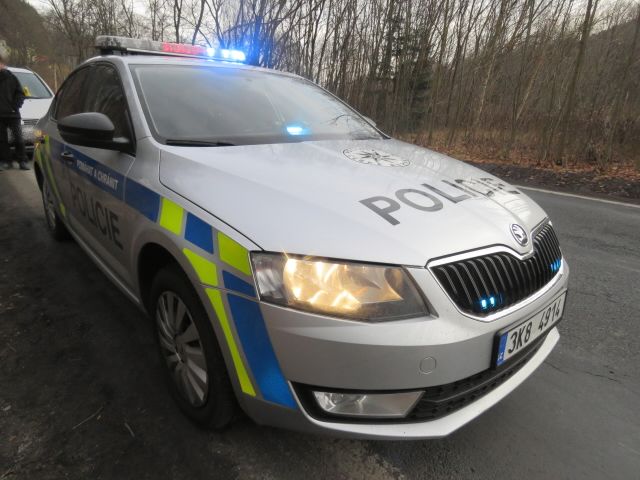 Kraslice: Nerespektoval značení a nedal přednost policejnímu vozidlu. Policie hledá svědky nehody