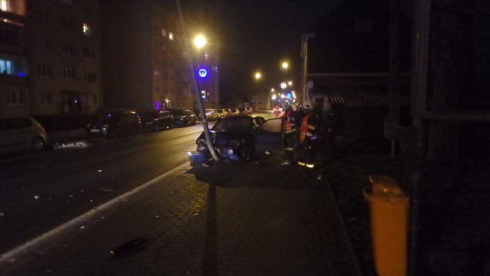 Kraslicko: S vozidlem narazil do sloupu. Z místa nehody utekl