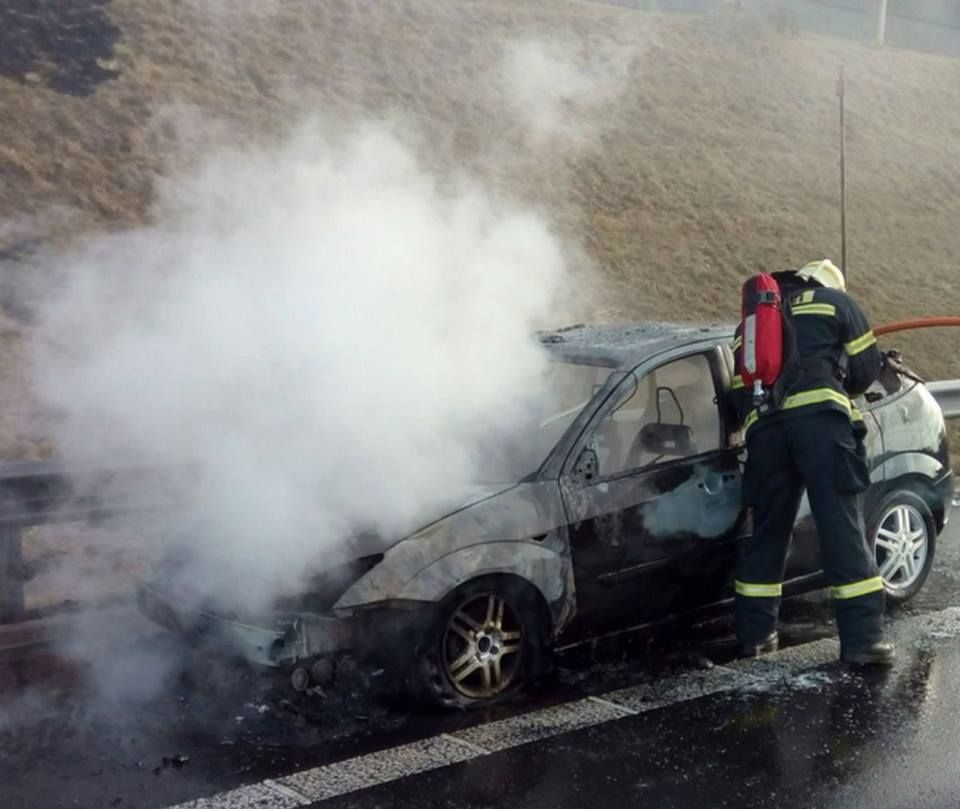 obrázek: Kynšperk nad Ohří: Na šestce byl včera kvůli požáru auta zcela zastaven provoz