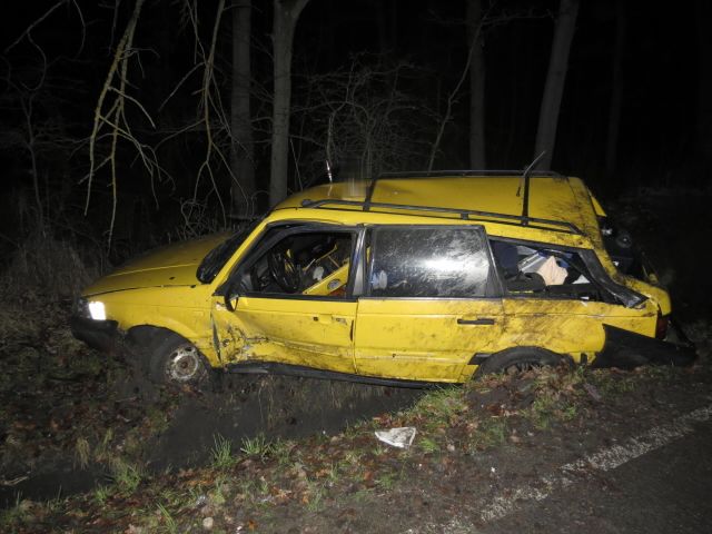 Libá: Otočil se s vozidlem přes střechu. Na místo nehody letěl vrtulník