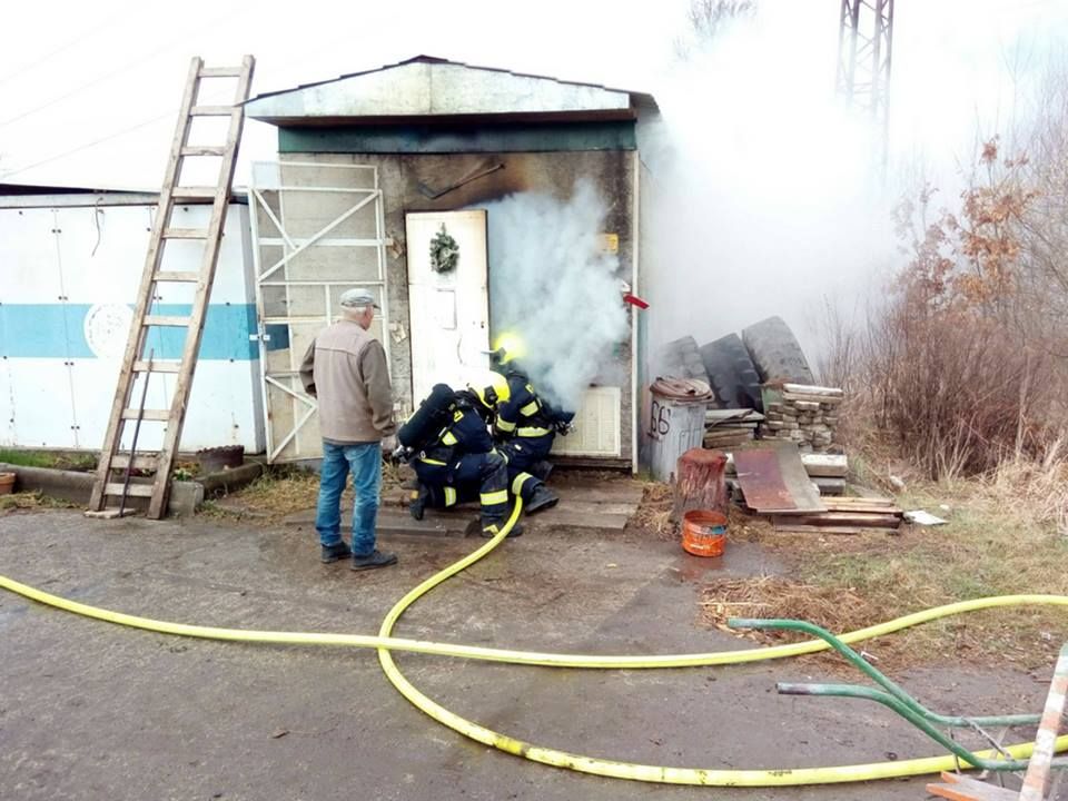 obrázek: Lomnice: Hasiči likvidovali požár stavební buňky