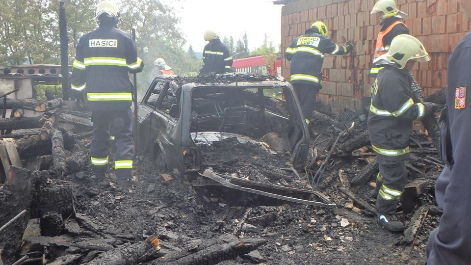 Luby: Hasiči likvidovali u rodinného domu požár dřevostavby. Nacházel se v ní automobil 