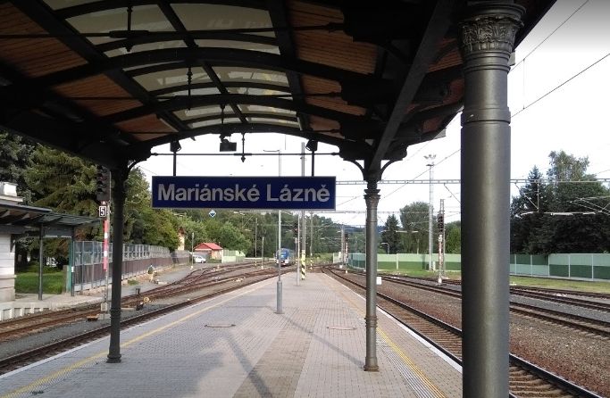 Mariánské Lázně: Hasiči zasahují u vykolejené lokomotivy