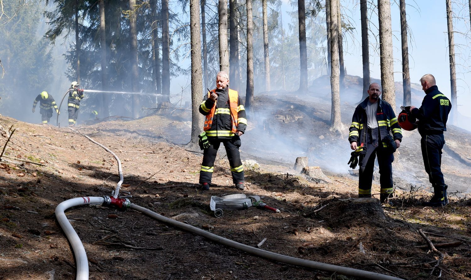 Na pomoc s požárem lesa si velitel zásahu povolal i vrtulník
