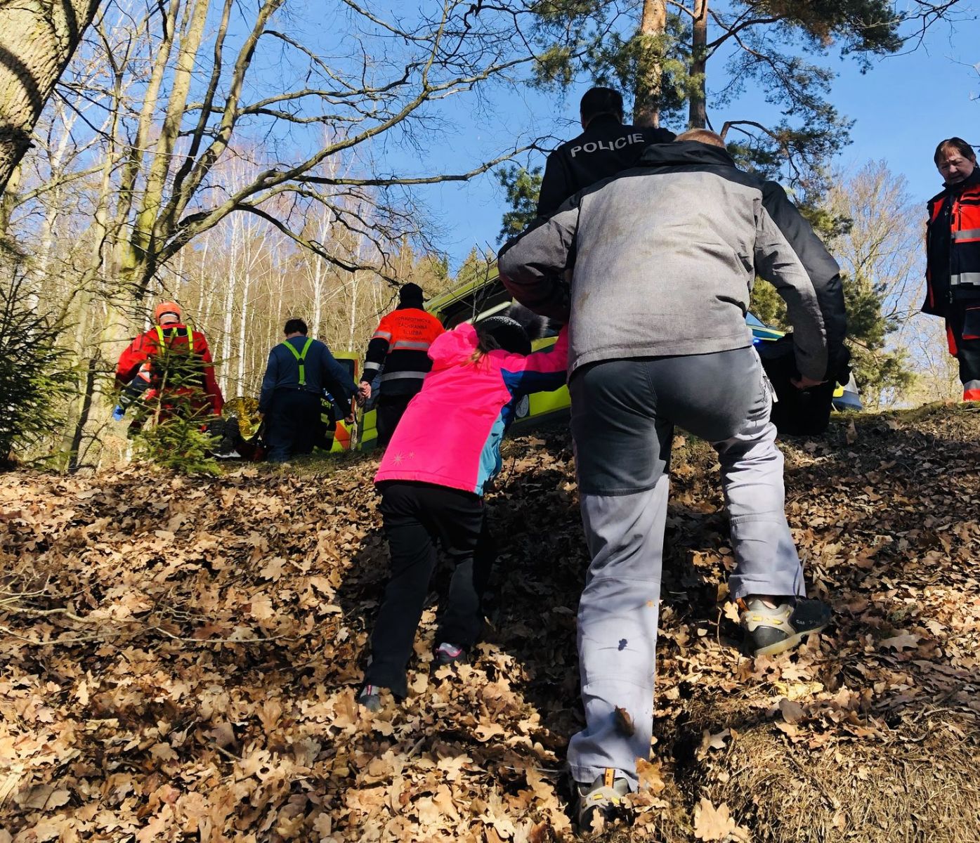 Na zamrzlé přehradě Skalka se do ledu probořil muž
