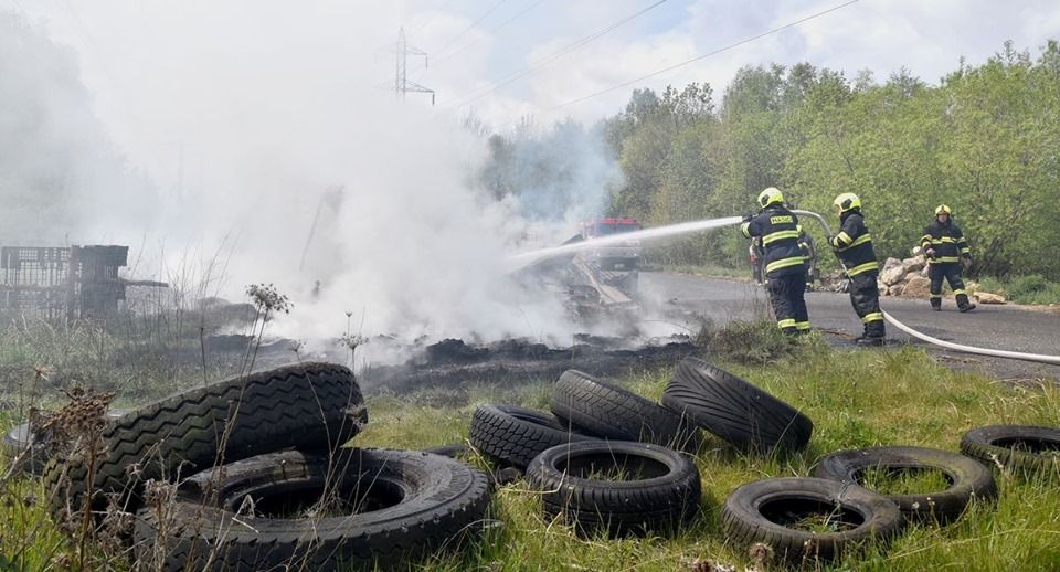 obrázek: Nové Sedlo: Čtyři jednotky hasičů likvidovaly požár odpadů