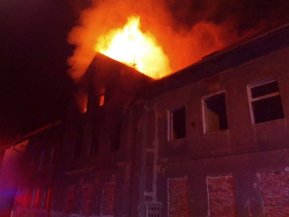 obrázek: Oloví: Hasiči likvidovali požár střechy